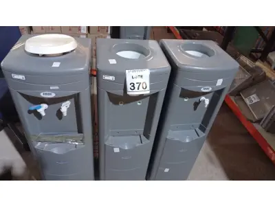 LOTE 370 - 03 BEBEDOUROS PARA GARRAFÃO. (NO ESTADO) ATENÇÃO! FAZER A VISITAÇÃO ANTES DE ARREMATAR, NÃO SABEMOS SE FUNCIONA, LEILÃO NÃO TEM GARANTIA E NEM DEVOLUÇÃO, SUJEITO A POSSÍVEIS AVARIAS VISÍVEIS/OCULTAS E/OU AUSÊNCIA DE COMPONENTES.