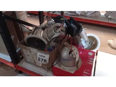 LOTE 278 - 01 LOTE COM VÁRIAS LUMINÁRIAS MARCAS E MODELOS DIVERSOS. (NO ESTADO) ATENÇÃO! FAZER A VISITAÇÃO ANTES DE ARREMATAR, NÃO SABEMOS SE FUNCIONA, LEILÃO NÃO TEM GARANTIA E NEM DEVOLUÇÃO, SUJEITO A POSSÍVEIS AVARIAS VISÍVEIS/OCULTAS E/OU AUSÊNCIA DE COMPONENTES.