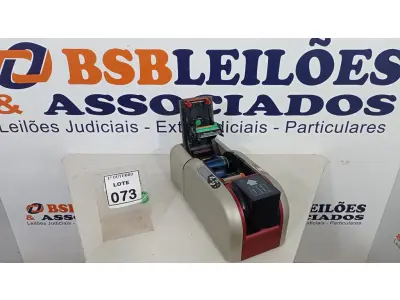 LOTE 073 - 01 IMPRESSORA DE CRACHÁ. (NO ESTADO) ATENÇÃO! FAZER A VISITAÇÃO ANTES DE ARREMATAR, NÃO SABEMOS SE FUNCIONA, LEILÃO NÃO TEM GARANTIA E NEM DEVOLUÇÃO, SUJEITO A POSSÍVEIS AVARIAS VISÍVEIS/OCULTAS E/OU AUSÊNCIA DE COMPONENTES.