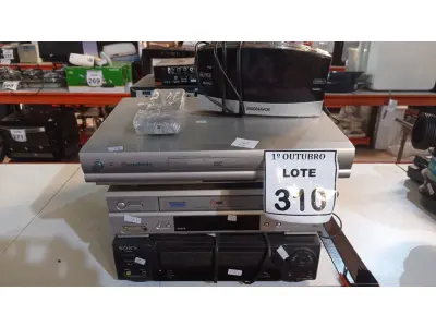 LOTE 310 - 07 APARELHOS DE DVD, 02 APARELHOS DE VÍDEO CASSETE, 01 RECEPTOR DE TV E 01 RÁDIO RELÓGIO. (NO ESTADO) ATENÇÃO! FAZER A VISITAÇÃO ANTES DE ARREMATAR, NÃO SABEMOS SE FUNCIONA, LEILÃO NÃO TEM GARANTIA E NEM DEVOLUÇÃO, SUJEITO A POSSÍVEIS AVARIAS VISÍVEIS/OCULTAS E/OU AUSÊNCIA DE COMPONENTES.
