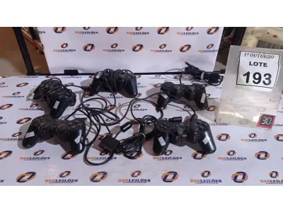 LOTE 193 - 05 JOYSTICKS DE PLAYSTATION. (NO ESTADO) ATENÇÃO! FAZER A VISITAÇÃO ANTES DE ARREMATAR, NÃO SABEMOS SE FUNCIONA, LEILÃO NÃO TEM GARANTIA E NEM DEVOLUÇÃO, SUJEITO A POSSÍVEIS AVARIAS VISÍVEIS/OCULTAS E/OU AUSÊNCIA DE COMPONENTES.
