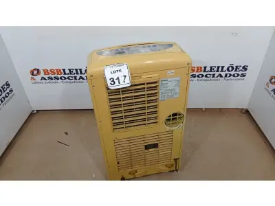 LOTE 317 - 01 AR CONDICIONADO PORTÁTIL 10.000BTUS MARCA ARIAGEL. (NO ESTADO) ATENÇÃO! FAZER A VISITAÇÃO ANTES DE ARREMATAR, NÃO SABEMOS SE FUNCIONA, LEILÃO NÃO TEM GARANTIA E NEM DEVOLUÇÃO, SUJEITO A POSSÍVEIS AVARIAS VISÍVEIS/OCULTAS E/OU AUSÊNCIA DE COMPONENTES.