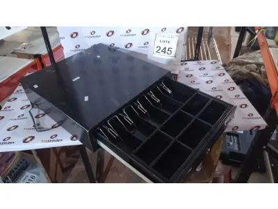 LOTE 245 - 01 GAVETA DE DINHEIRO. (NO ESTADO) ATENÇÃO! FAZER A VISITAÇÃO ANTES DE ARREMATAR, NÃO SABEMOS SE FUNCIONA, LEILÃO NÃO TEM GARANTIA E NEM DEVOLUÇÃO, SUJEITO A POSSÍVEIS AVARIAS VISÍVEIS/OCULTAS E/OU AUSÊNCIA DE COMPONENTES.