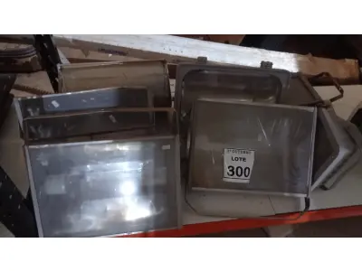 LOTE 300 - 08 REFLETORES DE TAMANHOS VARIADOS. (NO ESTADO) ATENÇÃO! FAZER A VISITAÇÃO ANTES DE ARREMATAR, NÃO SABEMOS SE FUNCIONA, LEILÃO NÃO TEM GARANTIA E NEM DEVOLUÇÃO, SUJEITO A POSSÍVEIS AVARIAS VISÍVEIS/OCULTAS E/OU AUSÊNCIA DE COMPONENTES.