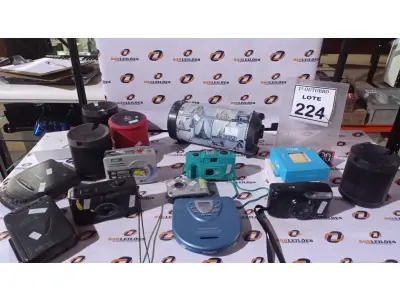LOTE 224 - 01 LOTE COM VÁRIAS CÂMERAS FOTOGRÁFICAS MARCAS E MODELOS DIVERSOS, CAIXINHAS DE SOM E FONES DE OUVIDO BLEUTOOTJH. (NO ESTADO) ATENÇÃO! FAZER A VISITAÇÃO ANTES DE ARREMATAR, NÃO SABEMOS SE FUNCIONA, LEILÃO NÃO TEM GARANTIA E NEM DEVOLUÇÃO, SUJEITO A POSSÍVEIS AVARIAS VISÍVEIS/OCULTAS E/OU AUSÊNCIA DE COMPONENTES.
