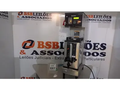 LOTE 227 - 01 MÁQUINA DE CAFÉ INDUSTRIAL MODELO SAFETY FRESH MARCA BUNN. (NO ESTADO) ATENÇÃO! FAZER A VISITAÇÃO ANTES DE ARREMATAR, NÃO SABEMOS SE FUNCIONA, LEILÃO NÃO TEM GARANTIA E NEM DEVOLUÇÃO, SUJEITO A POSSÍVEIS AVARIAS VISÍVEIS/OCULTAS E/OU AUSÊNCIA DE COMPONENTES.