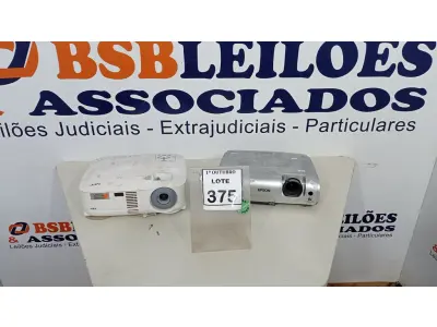 LOTE 375 - 02 PROJETORES MARCAS EPSON E NEC. (NO ESTADO) ATENÇÃO! FAZER A VISITAÇÃO ANTES DE ARREMATAR, NÃO SABEMOS SE FUNCIONA, LEILÃO NÃO TEM GARANTIA E NEM DEVOLUÇÃO, SUJEITO A POSSÍVEIS AVARIAS VISÍVEIS/OCULTAS E/OU AUSÊNCIA DE COMPONENTES.