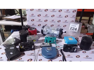 LOTE 224 - 01 LOTE COM VÁRIAS CÂMERAS FOTOGRÁFICAS MARCAS E MODELOS DIVERSOS, CAIXINHAS DE SOM E FONES DE OUVIDO BLEUTOOTJH. (NO ESTADO) ATENÇÃO! FAZER A VISITAÇÃO ANTES DE ARREMATAR, NÃO SABEMOS SE FUNCIONA, LEILÃO NÃO TEM GARANTIA E NEM DEVOLUÇÃO, SUJEITO A POSSÍVEIS AVARIAS VISÍVEIS/OCULTAS E/OU AUSÊNCIA DE COMPONENTES.