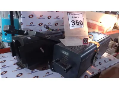 LOTE 350 - 02 REFLETORES PARA PALCO. (NO ESTADO) ATENÇÃO! FAZER A VISITAÇÃO ANTES DE ARREMATAR, NÃO SABEMOS SE FUNCIONA, LEILÃO NÃO TEM GARANTIA E NEM DEVOLUÇÃO, SUJEITO A POSSÍVEIS AVARIAS VISÍVEIS/OCULTAS E/OU AUSÊNCIA DE COMPONENTES.
