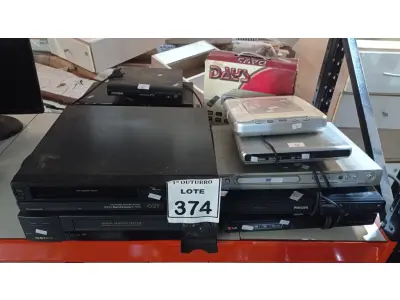 LOTE 374 - 09 APARELHOS DE DVD E 02 APARELHOS DE VÍDEO CASSETE MARCAS E MODELOS DIVERSOS. (NO ESTADO) ATENÇÃO! FAZER A VISITAÇÃO ANTES DE ARREMATAR, NÃO SABEMOS SE FUNCIONA, LEILÃO NÃO TEM GARANTIA E NEM DEVOLUÇÃO, SUJEITO A POSSÍVEIS AVARIAS VISÍVEIS/OCULTAS E/OU AUSÊNCIA DE COMPONENTES.