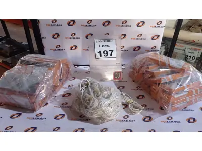 LOTE 197 - 01 LOTE COM GRANDE QUANTIDADE DE FONES DE OUVIDO E CABOS DE CARREGADOR. (NO ESTADO) ATENÇÃO! FAZER A VISITAÇÃO ANTES DE ARREMATAR, NÃO SABEMOS SE FUNCIONA, LEILÃO NÃO TEM GARANTIA E NEM DEVOLUÇÃO, SUJEITO A POSSÍVEIS AVARIAS VISÍVEIS/OCULTAS E/OU AUSÊNCIA DE COMPONENTES.