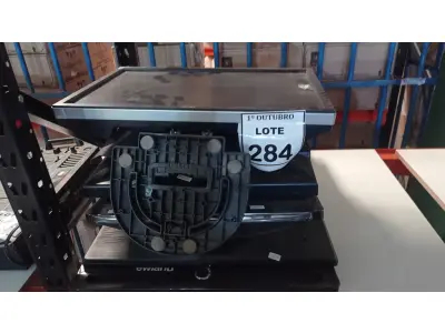 LOTE 284 - 08 MONITORES LCD DE MARCAS E MODELOS DIVERSOS. (NO ESTADO) ATENÇÃO! FAZER A VISITAÇÃO ANTES DE ARREMATAR, NÃO SABEMOS SE FUNCIONA. LEILÃO NÃO TEM GARANTIA E NEM DEVOLUÇÃO, SUJEITO A POSSÍVEIS AVARIAS VISÍVEIS/OCULTAS E/OU AUSÊNCIA DE COMPONENTES.