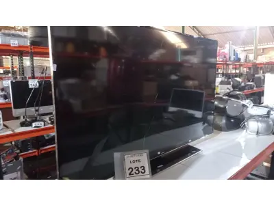 LOTE 233 - 01 TV LCD 55’’ MARCA SAMSUNG. (NO ESTADO) ATENÇÃO! FAZER A VISITAÇÃO ANTES DE ARREMATAR, NÃO SABEMOS SE FUNCIONA, LEILÃO NÃO TEM GARANTIA E NEM DEVOLUÇÃO, SUJEITO A POSSÍVEIS AVARIAS VISÍVEIS/OCULTAS E/OU AUSÊNCIA DE COMPONENTES.
