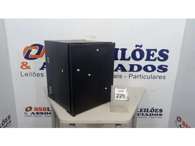LOTE 229 - 01 FRIGOBAR. (NO ESTADO) ATENÇÃO! FAZER A VISITAÇÃO ANTES DE ARREMATAR, NÃO SABEMOS SE FUNCIONA, LEILÃO NÃO TEM GARANTIA E NEM DEVOLUÇÃO, SUJEITO A POSSÍVEIS AVARIAS VISÍVEIS/OCULTAS E/OU AUSÊNCIA DE COMPONENTES.