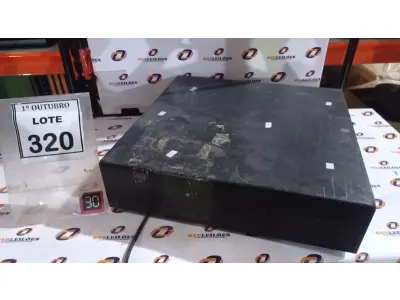 LOTE 320 - 01 GAVETA DE DINHEIRO. (NO ESTADO) ATENÇÃO! FAZER A VISITAÇÃO ANTES DE ARREMATAR, NÃO SABEMOS SE FUNCIONA, LEILÃO NÃO TEM GARANTIA E NEM DEVOLUÇÃO, SUJEITO A POSSÍVEIS AVARIAS VISÍVEIS/OCULTAS E/OU AUSÊNCIA DE COMPONENTES.