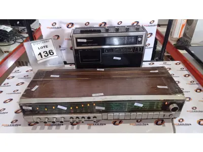 LOTE 136 - 01 RÁDIO GRAVADOR MARCA SHARP E 01 SINTONIZADOR AMPLIFICADOR MARCA PHILIPS. (NO ESTADO) ATENÇÃO! FAZER A VISITAÇÃO ANTES DE ARREMATAR, NÃO SABEMOS SE FUNCIONA, LEILÃO NÃO TEM GARANTIA E NEM DEVOLUÇÃO, SUJEITO A POSSÍVEIS AVARIAS VISÍVEIS/OCULTAS E/OU AUSÊNCIA DE COMPONENTES.