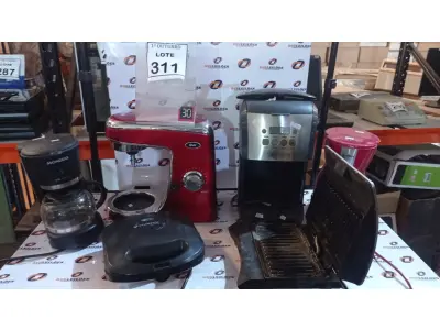 LOTE 311 - 04 CAFETEIRAS DE MARCAS E MODELOS DIVERSOS E 02 SANDUICHEIRAS. (NO ESTADO) ATENÇÃO! FAZER A VISITAÇÃO ANTES DE ARREMATAR, NÃO SABEMOS SE FUNCIONA, LEILÃO NÃO TEM GARANTIA E NEM DEVOLUÇÃO, SUJEITO A POSSÍVEIS AVARIAS VISÍVEIS/OCULTAS E/OU AUSÊNCIA DE COMPONENTES.