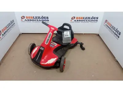 LOTE 228 - 01 CARRINHO INFANTIL ELÉTRICO. (NO ESTADO) ATENÇÃO! FAZER A VISITAÇÃO ANTES DE ARREMATAR, NÃO SABEMOS SE FUNCIONA, LEILÃO NÃO TEM GARANTIA E NEM DEVOLUÇÃO, SUJEITO A POSSÍVEIS AVARIAS VISÍVEIS/OCULTAS E/OU AUSÊNCIA DE COMPONENTES.