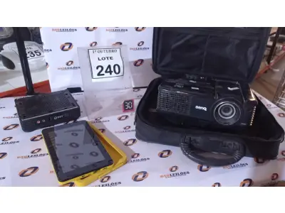 LOTE 240 - 01 PROJETOR MARCA BENQ, 01 MINI PC E 01 TABLET MARCA CCE. (NO ESTADO) ATENÇÃO! FAZER A VISITAÇÃO ANTES DE ARREMATAR, NÃO SABEMOS SE FUNCIONA, LEILÃO NÃO TEM GARANTIA E NEM DEVOLUÇÃO, SUJEITO A POSSÍVEIS AVARIAS VISÍVEIS/OCULTAS E/OU AUSÊNCIA DE COMPONENTES.