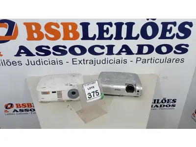 LOTE 375 - 02 PROJETORES MARCAS EPSON E NEC. (NO ESTADO) ATENÇÃO! FAZER A VISITAÇÃO ANTES DE ARREMATAR, NÃO SABEMOS SE FUNCIONA, LEILÃO NÃO TEM GARANTIA E NEM DEVOLUÇÃO, SUJEITO A POSSÍVEIS AVARIAS VISÍVEIS/OCULTAS E/OU AUSÊNCIA DE COMPONENTES.