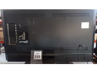 LOTE 233 - 01 TV LCD 55’’ MARCA SAMSUNG. (NO ESTADO) ATENÇÃO! FAZER A VISITAÇÃO ANTES DE ARREMATAR, NÃO SABEMOS SE FUNCIONA, LEILÃO NÃO TEM GARANTIA E NEM DEVOLUÇÃO, SUJEITO A POSSÍVEIS AVARIAS VISÍVEIS/OCULTAS E/OU AUSÊNCIA DE COMPONENTES.