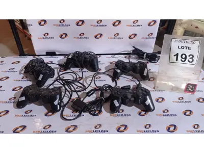 LOTE 193 - 05 JOYSTICKS DE PLAYSTATION. (NO ESTADO) ATENÇÃO! FAZER A VISITAÇÃO ANTES DE ARREMATAR, NÃO SABEMOS SE FUNCIONA, LEILÃO NÃO TEM GARANTIA E NEM DEVOLUÇÃO, SUJEITO A POSSÍVEIS AVARIAS VISÍVEIS/OCULTAS E/OU AUSÊNCIA DE COMPONENTES.