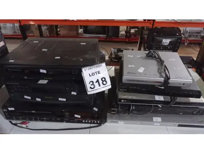 LOTE 318 - 05 APARELHOS DE DVD, 01 APARELHO DE VÍDEO CASSETE, 01 TOCA DISCO E 01 CD PLAYER. (NO ESTADO) ATENÇÃO! FAZER A VISITAÇÃO ANTES DE ARREMATAR, NÃO SABEMOS SE FUNCIONA, LEILÃO NÃO TEM GARANTIA E NEM DEVOLUÇÃO, SUJEITO A POSSÍVEIS AVARIAS VISÍVEIS/OCULTAS E/OU AUSÊNCIA DE COMPONENTES.
