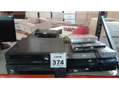LOTE 374 - 09 APARELHOS DE DVD E 02 APARELHOS DE VÍDEO CASSETE MARCAS E MODELOS DIVERSOS. (NO ESTADO) ATENÇÃO! FAZER A VISITAÇÃO ANTES DE ARREMATAR, NÃO SABEMOS SE FUNCIONA, LEILÃO NÃO TEM GARANTIA E NEM DEVOLUÇÃO, SUJEITO A POSSÍVEIS AVARIAS VISÍVEIS/OCULTAS E/OU AUSÊNCIA DE COMPONENTES.