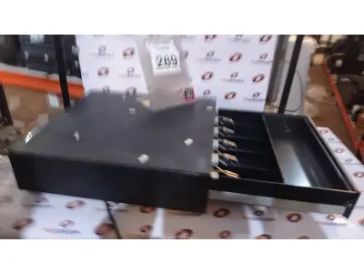LOTE 289 - 01 GAVETA DE DINHEIRO. (NO ESTADO) ATENÇÃO! FAZER A VISITAÇÃO ANTES DE ARREMATAR, NÃO SABEMOS SE FUNCIONA, LEILÃO NÃO TEM GARANTIA E NEM DEVOLUÇÃO, SUJEITO A POSSÍVEIS AVARIAS VISÍVEIS/OCULTAS E/OU AUSÊNCIA DE COMPONENTES.
