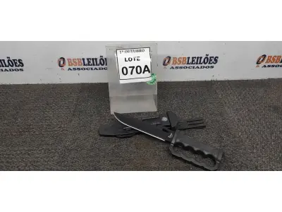 LOTE 070 - 01 FACA TÁTICA COM SOCO INGLÊS NO CABO PEDERNEIRA E AMOLADOR BAINHA DE ABS TAMANHO TOTAL 30CM. (NO ESTADO) ATENÇÃO! FAZER A VISITAÇÃO ANTES DE ARREMATAR, NÃO SABEMOS SE FUNCIONA, LEILÃO NÃO TEM GARANTIA E NEM DEVOLUÇÃO, SUJEITO A POSSÍVEIS AVARIAS VISÍVEIS/OCULTAS E/OU AUSÊNCIA DE COMPONENTES.