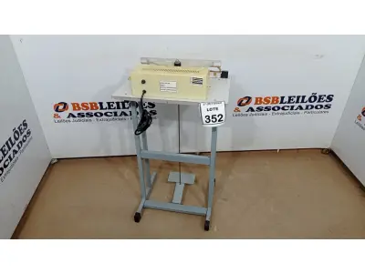 LOTE 352 - 01 SELADORA DE EMBALAGENS PLÁSTICAS COM ACIONAMENTO POR PEDAL. (NO ESTADO) ATENÇÃO! FAZER A VISITAÇÃO ANTES DE ARREMATAR, NÃO SABEMOS SE FUNCIONA, LEILÃO NÃO TEM GARANTIA E NEM DEVOLUÇÃO, SUJEITO A POSSÍVEIS AVARIAS VISÍVEIS/OCULTAS E/OU AUSÊNCIA DE COMPONENTES.