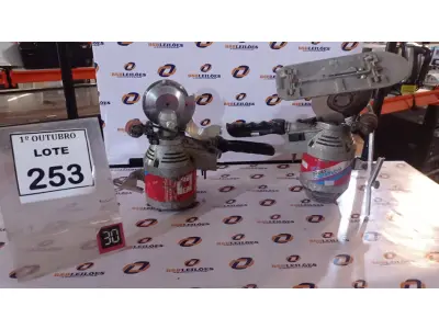 LOTE 253 - 02 MÁQUINAS DE CORTAR TECIDO. (NO ESTADO) ATENÇÃO! FAZER A VISITAÇÃO ANTES DE ARREMATAR, NÃO SABEMOS SE FUNCIONA, LEILÃO NÃO TEM GARANTIA E NEM DEVOLUÇÃO, SUJEITO A POSSÍVEIS AVARIAS VISÍVEIS/OCULTAS E/OU AUSÊNCIA DE COMPONENTES.