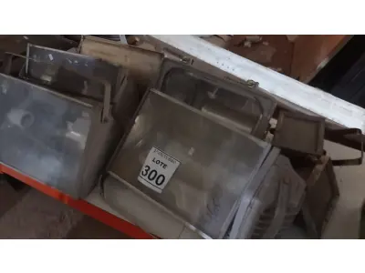 LOTE 300 - 08 REFLETORES DE TAMANHOS VARIADOS. (NO ESTADO) ATENÇÃO! FAZER A VISITAÇÃO ANTES DE ARREMATAR, NÃO SABEMOS SE FUNCIONA, LEILÃO NÃO TEM GARANTIA E NEM DEVOLUÇÃO, SUJEITO A POSSÍVEIS AVARIAS VISÍVEIS/OCULTAS E/OU AUSÊNCIA DE COMPONENTES.