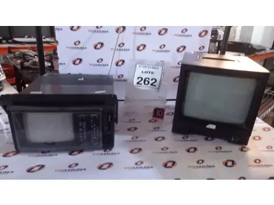 LOTE 262 - 02 TVS PORTÁTEIS. (NO ESTADO) ATENÇÃO! FAZER A VISITAÇÃO ANTES DE ARREMATAR, NÃO SABEMOS SE FUNCIONA, LEILÃO NÃO TEM GARANTIA E NEM DEVOLUÇÃO, SUJEITO A POSSÍVEIS AVARIAS VISÍVEIS/OCULTAS E/OU AUSÊNCIA DE COMPONENTES.