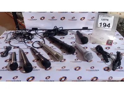 LOTE 194 - 07 MICROFONES DE MARCAS E MODELOS DIVERSOS. (NO ESTADO) ATENÇÃO! FAZER A VISITAÇÃO ANTES DE ARREMATAR, NÃO SABEMOS SE FUNCIONA, LEILÃO NÃO TEM GARANTIA E NEM DEVOLUÇÃO, SUJEITO A POSSÍVEIS AVARIAS VISÍVEIS/OCULTAS E/OU AUSÊNCIA DE COMPONENTES.