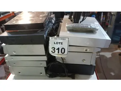 LOTE 310 - 07 APARELHOS DE DVD, 02 APARELHOS DE VÍDEO CASSETE, 01 RECEPTOR DE TV E 01 RÁDIO RELÓGIO. (NO ESTADO) ATENÇÃO! FAZER A VISITAÇÃO ANTES DE ARREMATAR, NÃO SABEMOS SE FUNCIONA, LEILÃO NÃO TEM GARANTIA E NEM DEVOLUÇÃO, SUJEITO A POSSÍVEIS AVARIAS VISÍVEIS/OCULTAS E/OU AUSÊNCIA DE COMPONENTES.