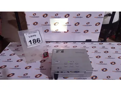 LOTE 186 - 01 PROJETOR MARCA LG. (NO ESTADO) ATENÇÃO! FAZER A VISITAÇÃO ANTES DE ARREMATAR, NÃO SABEMOS SE FUNCIONA, LEILÃO NÃO TEM GARANTIA E NEM DEVOLUÇÃO, SUJEITO A POSSÍVEIS AVARIAS VISÍVEIS/OCULTAS E/OU AUSÊNCIA DE COMPONENTES