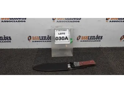 LOTE 030 - 01 FACA IMPORTADA AÇO INOXIDÁVEL CABO EM MADEIRA COM DETALHE DE ESCORPIÃO NA GUARDA FULL TANG BAINHA DE NYLON TAMANHO TOTAL 32CM PESO 390G JÁ AFIADA. (NO ESTADO) ATENÇÃO! FAZER A VISITAÇÃO ANTES DE ARREMATAR, NÃO SABEMOS SE FUNCIONA, LEILÃO NÃO TEM GARANTIA E NEM DEVOLUÇÃO, SUJEITO A POSSÍVEIS AVARIAS VISÍVEIS/OCULTAS E/OU AUSÊNCIA DE COMPONENTES.