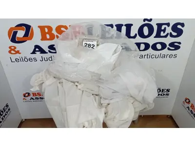 LOTE 282 - 01 SACO COM CORTINAS NA COR BRANCA. (NO ESTADO) ATENÇÃO! FAZER A VISITAÇÃO ANTES DE ARREMATAR, NÃO SABEMOS SE FUNCIONA, LEILÃO NÃO TEM GARANTIA E NEM DEVOLUÇÃO, SUJEITO A POSSÍVEIS AVARIAS VISÍVEIS/OCULTAS E/OU AUSÊNCIA DE COMPONENTES.