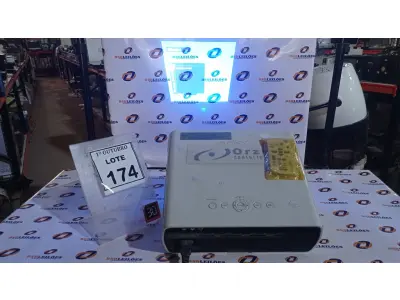 LOTE 174 - 01 PROJETOR COM CONTROLE MARCA SONY. (NO ESTADO) ATENÇÃO! FAZER A VISITAÇÃO ANTES DE ARREMATAR, NÃO SABEMOS SE FUNCIONA, LEILÃO NÃO TEM GARANTIA E NEM DEVOLUÇÃO, SUJEITO A POSSÍVEIS AVARIAS VISÍVEIS/OCULTAS E/OU AUSÊNCIA DE COMPONENTES.