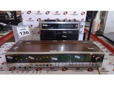LOTE 136 - 01 RÁDIO GRAVADOR MARCA SHARP E 01 SINTONIZADOR AMPLIFICADOR MARCA PHILIPS. (NO ESTADO) ATENÇÃO! FAZER A VISITAÇÃO ANTES DE ARREMATAR, NÃO SABEMOS SE FUNCIONA, LEILÃO NÃO TEM GARANTIA E NEM DEVOLUÇÃO, SUJEITO A POSSÍVEIS AVARIAS VISÍVEIS/OCULTAS E/OU AUSÊNCIA DE COMPONENTES.