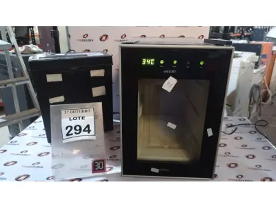 LOTE 294 - 01 ADEGA MARCA MALLORY E 01 FRAGMENTADORA DE PAPEL. (NO ESTADO) ATENÇÃO! FAZER A VISITAÇÃO ANTES DE ARREMATAR, NÃO SABEMOS SE FUNCIONA, LEILÃO NÃO TEM GARANTIA E NEM DEVOLUÇÃO, SUJEITO A POSSÍVEIS AVARIAS VISÍVEIS/OCULTAS E/OU AUSÊNCIA DE COMPONENTES.