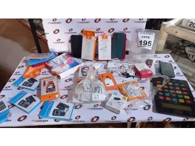 LOTE 195 - 01 LOTE COM VÁRIOS CARREGADORES DE CELULAR E CAPAS PARA CELULARES. (NO ESTADO) ATENÇÃO! FAZER A VISITAÇÃO ANTES DE ARREMATAR, NÃO SABEMOS SE FUNCIONA, LEILÃO NÃO TEM GARANTIA E NEM DEVOLUÇÃO, SUJEITO A POSSÍVEIS AVARIAS VISÍVEIS/OCULTAS E/OU AUSÊNCIA DE COMPONENTES.
