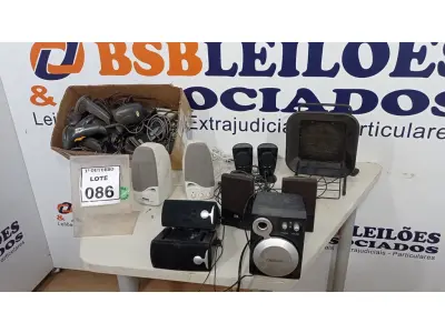 LOTE 086 - 01 LOTE COM VÁRIAS CAIXAS DE SOM, LEITORAS DE CÓDIGO DE BARRAS, 01 COOLER DE NOTEBOOK E 01 EXAUSTOR DE BANCADA. (NO ESTADO) ATENÇÃO! FAZER A VISITAÇÃO ANTES DE ARREMATAR, NÃO SABEMOS SE FUNCIONA, LEILÃO NÃO TEM GARANTIA E NEM DEVOLUÇÃO, SUJEITO A POSSÍVEIS AVARIAS VISÍVEIS/OCULTAS E/OU AUSÊNCIA DE COMPONENTES.