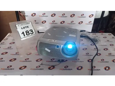 LOTE 183 - 01 PROJETOR MARCA INFOCUS COM CABOS. (NO ESTADO) ATENÇÃO! FAZER A VISITAÇÃO ANTES DE ARREMATAR, NÃO SABEMOS SE FUNCIONA, LEILÃO NÃO TEM GARANTIA E NEM DEVOLUÇÃO, SUJEITO A POSSÍVEIS AVARIAS VISÍVEIS/OCULTAS E/OU AUSÊNCIA DE COMPONENTES