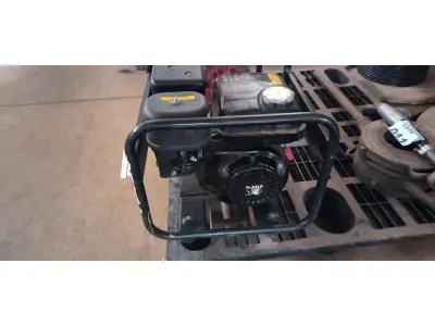 LOTE 010 - 01 MOTOR A GASOLINA VIPART 5.5HP PARA VIBRATÓRIA SEM MANGOTE. (NO ESTADO) ATENÇÃO! FAZER A VISITAÇÃO ANTES DE ARREMATAR, NÃO SABEMOS SE FUNCIONA, LEILÃO NÃO TEM GARANTIA E NEM DEVOLUÇÃO, SUJEITO A POSSÍVEIS AVARIAS VISÍVEIS/OCULTAS E/OU AUSÊNCIA DE COMPONENTES.