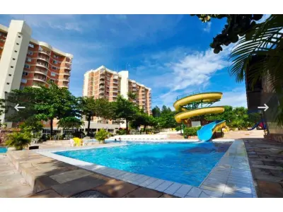 LOTE 001 - 01 APARTAMENTO DUPLEX EM CALDAS NOVAS-GO, MATRÍCULA Nº 62.149, NÚMERO DA UNIDADE Nº1001 BLOCO "B", EDIFÍCIO BELLA ROMA CONTENDO NO PAVIMENTO INFERIOR: HALL, SALA DE ESTAR/JANTAR COM VARANDA, 01 QUARTO, 01 BANHEIRO, ESCADA DE ACESSO AO PAVIMENTO SUPERIOR, COZINHA, ÁREA DE SERVIÇO; E NO PAVIMENTO SUPERIOR: SALA DE ESTAR, UMA SUÍTE, BANHEIRO, CHURRASQUEIRA, DUCHA E PISCINA COM DECH; COM A ÁREA TOTAL DE 313,989322M², SENDO DE 117,28M² DE ÁREA PRIVATIVA, E 196,709322M² DE ÁREA COMUM E FRAÇÃO IDEAL DE 154,8383M² OU 1,075266% DO TERRENO DENOMINADO GLÉBA B, DO CONGLOMERADO IMPÉRIO ROMANO RESIDENCE, SITUADO A AVENIDA MARTINHO PALMERSTON, LUGAR DENOMINADO CHÁCARA ROMA, NESTA CIDADE, COM A ÁREA DE 14.400,00M². (NO ESTADO)
