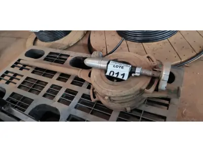 LOTE 011 - 01 ROSQUEADEIRA MANUAL E 01 FINCAPINO. (NO ESTADO) ATENÇÃO! FAZER A VISITAÇÃO ANTES DE ARREMATAR, NÃO SABEMOS SE FUNCIONA, LEILÃO NÃO TEM GARANTIA E NEM DEVOLUÇÃO, SUJEITO A POSSÍVEIS AVARIAS VISÍVEIS/OCULTAS E/OU AUSÊNCIA DE COMPONENTES.