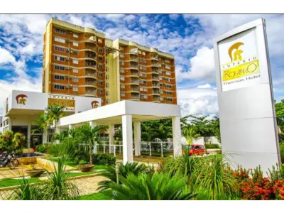 LOTE 001 - 01 APARTAMENTO DUPLEX EM CALDAS NOVAS-GO, MATRÍCULA Nº 62.149, NÚMERO DA UNIDADE Nº1001 BLOCO "B", EDIFÍCIO BELLA ROMA CONTENDO NO PAVIMENTO INFERIOR: HALL, SALA DE ESTAR/JANTAR COM VARANDA, 01 QUARTO, 01 BANHEIRO, ESCADA DE ACESSO AO PAVIMENTO SUPERIOR, COZINHA, ÁREA DE SERVIÇO; E NO PAVIMENTO SUPERIOR: SALA DE ESTAR, UMA SUÍTE, BANHEIRO, CHURRASQUEIRA, DUCHA E PISCINA COM DECH; COM A ÁREA TOTAL DE 313,989322M², SENDO DE 117,28M² DE ÁREA PRIVATIVA, E 196,709322M² DE ÁREA COMUM E FRAÇÃO IDEAL DE 154,8383M² OU 1,075266% DO TERRENO DENOMINADO GLÉBA B, DO CONGLOMERADO IMPÉRIO ROMANO RESIDENCE, SITUADO A AVENIDA MARTINHO PALMERSTON, LUGAR DENOMINADO CHÁCARA ROMA, NESTA CIDADE, COM A ÁREA DE 14.400,00M². (NO ESTADO)