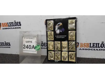 LOTE 240 - 01 KIT COM 12 ISQUEIRO TIPO ZIPPO PERSONALIZADOS (PRODUTO NOVO) (NO ESTADO) ATENÇÃO! FAZER A VISITAÇÃO ANTES DE ARREMATAR, NÃO SABEMOS SE FUNCIONA, LEILÃO NÃO TEM GARANTIA E NEM DEVOLUÇÃO, SUJEITO A POSSÍVEIS AVARIAS VISÍVEIS/OCULTAS E/OU AUSÊNCIA DE COMPONENTES.
